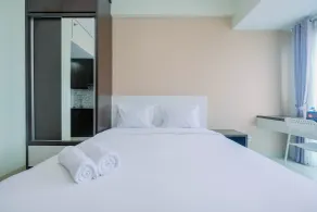 Modern and Comfy Studio Apartment Grand Dhika City By Travelio - Værelse