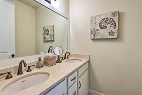 Beach Oasis w/ Pool Access, ~ 1 Mi to Shore! - Badezimmer