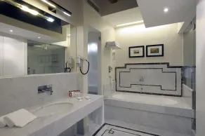 Trevi Palace Luxury Apartments - Salle de bain