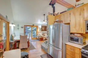 Secluded Placerville Cabin w/ Deck: Walk to River! - Cozinha privada