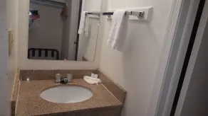 Red Carpet Inn - Bathroom