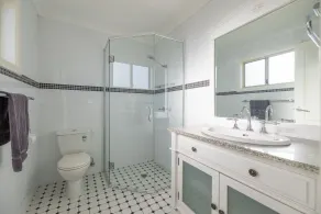 'Vineyard Cottage' A Golden Escape among the Vines - Bathroom