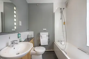 The Swan Hotel, Stafford, Staffordshire - The Coaching Inn Group - Salle de bain