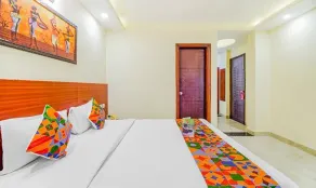 FabHotel VR Stay - Nr Huda City Centre Gurugram' - Værelse