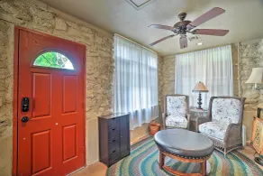 Enchanting Hilltop Cottage in Medicine Park! - Interiör
