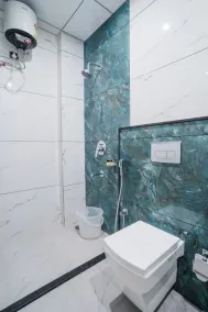 Hotel De Grand Dwarka-Near Jaipur Airport - Badezimmer