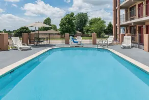 Days Inn & Suites by Wyndham Springfield on I-44 - Piscine
