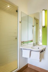 ibis budget Birmingham Centre - Bathroom
