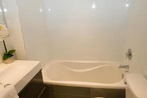 MTLVacationRentals - The FabFour - Bathroom