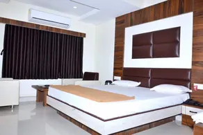 The New Holiday Inn - Room