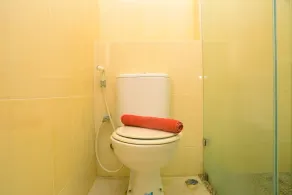 Homey and Big Studio Apartment at The Wave Kuningan By Travelio - Badeværelse