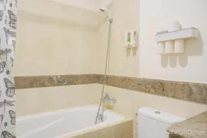 Comfort and Simply Look 1BR at Bellezza Apartment By Travelio - Badeværelse