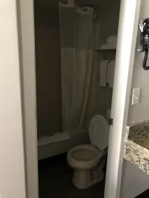Travelodge by Wyndham Canton-Livonia Area, MI - Salle de bain
