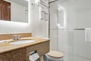 Days Inn by Wyndham Lancaster PA Dutch Country - Salle de bain