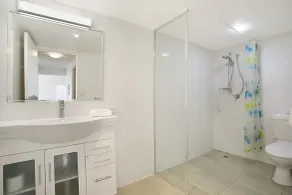 Solnamara Beachfront Apartments - Bathroom