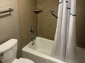 HomeTowne Studios by Red Roof Hagerstown - Williamsport, MD - Bathroom