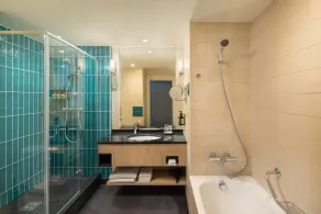 Crowne Plaza Budapest by IHG - Bathroom