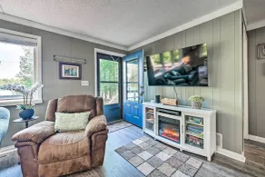 Lakefront Hideaway w/ Dock, Kayaks, Fire Pit! - Innenbereich