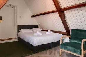 The Sixteen - Room