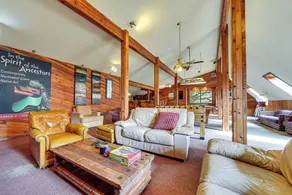 Gig Harbor Log Estate w/ Classic Cars & Game Room! - Innvendig