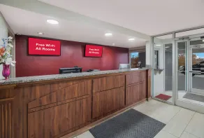 Red Roof Inn & Suites Jackson, TN - Rezeption