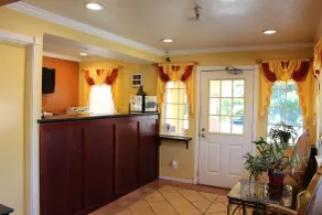 Upper Lake Inn and Suites - Lobby