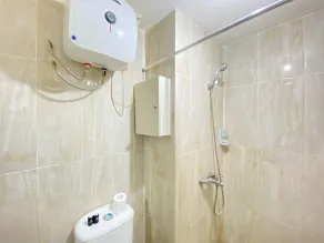 Homey Studio Furnished At Grand Asia Afrika Apartment - Badeværelse