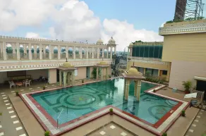 Empires Hotel Bhubaneswar - Piscina
