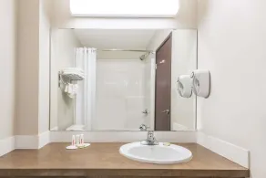 Super 8 by Wyndham Innisfail - Bagno