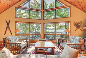 Waterfront Lake George Lodge w/ Boat Dock & Deck! - Interiör