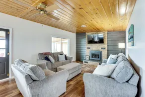 Baldwin Lakefront Home: Dock, Fire Pit & Trails! - Interiör