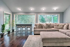 Spacious Rochester Home w/ Heated Pool & Hot Tub! - Interiör