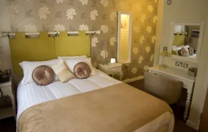 The Globe - Room
