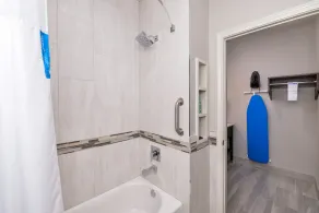Palace Inn Blue Tomball Parkway - Bathroom