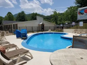 Super 8 by Wyndham Asheville/Biltmore - Piscina