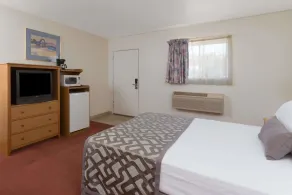 Suburban Studios near Mesa Verde - Chambre