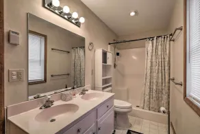 5 Mi to Camelback: Henryville Home w/ Hot Tub! - Bad
