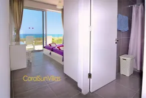 Blue - Beach Front Spectacular Villa Sleeps 10 - Zimmer