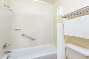 Days Inn & Suites by Wyndham Wichita - Salle de bain