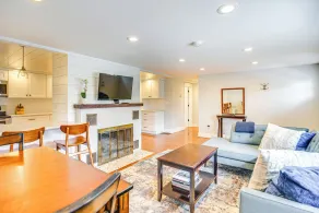 Walk to Beach: Jamestown Home w/ Bridge Views! - Interiør