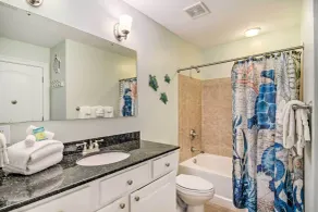 Gulf Shores Condo w/ Pool View: Walk to Beach! - Interiør
