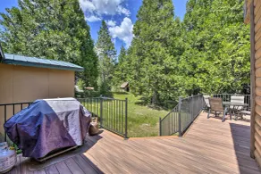 Secluded Camp Connell Home w/ Deck + Fireplace! - Innvendig