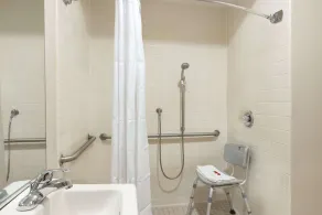 Baymont by Wyndham Winchester - Bathroom