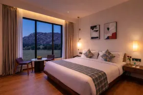 Avisa Hotel & Resort Abu Road - Luxury Pool & Mountain View - Zimmer