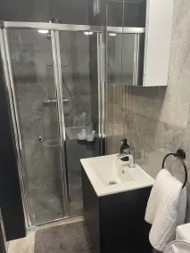 Da Vinci Guest House & Guest Parking, A Real Gem - Bathroom