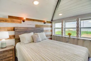 Lakefront Motley Cabin w/ Private Deck + Dock! - Innvendig