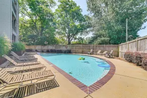 Walk to Stadium & Cotton District, Balcony & Pool - Innenbereich