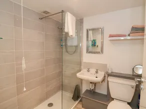 83 Upper John Street - Bathroom
