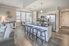 Luxe Manistee Condo w/ Balcony & River Views! - Innvendig