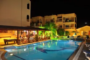 Summer Memories Aparthotel - Piscina